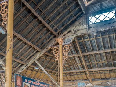 04 10 2022 Viktorya döneminden kalma düşük açılı Vintage dökme Demir Ruff Braketleri Daha fazla pazarın içinde ahşap spor Mahatma Phule Mandai Pune Maharashtra Hindistan.