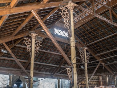 04 10 2022 Viktorya döneminden kalma düşük açılı Vintage dökme Demir Ruff Braketleri Daha fazla pazarın içinde ahşap spor Mahatma Phule Mandai Pune Maharashtra Hindistan.