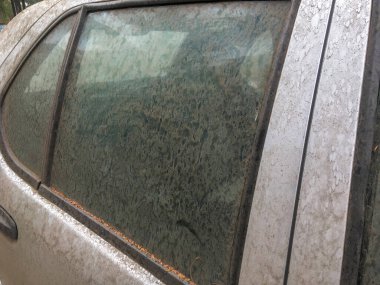 03 09 2022 Yağmur tozu arabanın dış yüzeyine damlıyor. Lokgram Kalyan Maharashtra Hindistan.