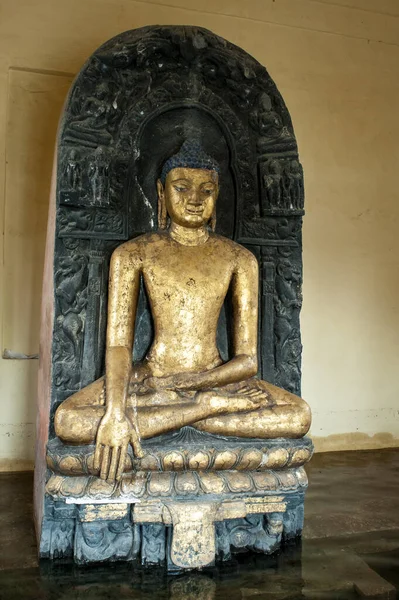 2008 Колоссальная Статуя Будды Пумиспарше Мудра Земля Трогательное Отношение Внутри — стоковое фото