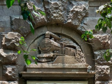 04: 30 eski buharlı lokomotif Mumbai, Maharashtra Hindistan Fort Area 'daki British Era Turner Morrison binasının kapı kemerinin bir ayrıntısıdır.