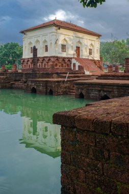M.S. 1560 yılında İbrahim Adilshah tarafından inşa edilen SAFA ŞAHURİRİ MASJID, Cami 'nin güneyinde yaklaşık 30x30 metre uzunluğunda Mihrab tasarımlı bir su tankı bulunmaktadır. Ponda, eski Goa Hindistan.