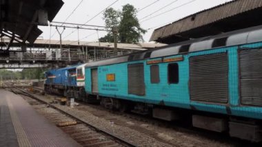05 12 2022 Diesel Loco ve Kakinada Ekspresi Kalyan kavşağından geçiyor Maharashtra Hindistan.