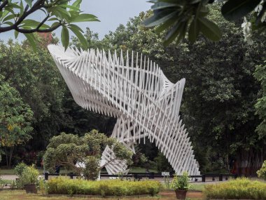 05: 20 Charkha Heykeli, Mumbai, Cross Meydan 'da içi boş boru bölümlerinde yapıldı. Maharashtra Hindistanı