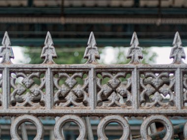 )520 2022 Güzel Dekoratif Gümüş Boyanmış demir parmaklıklar Mernline Statüsü Mumbai Maharashtra Hindistan.