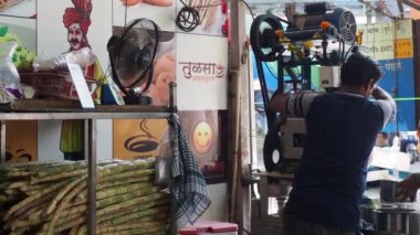 05 27 2022 Taze Şekerkamışı Ezme Makinesi Mulund Tren İstasyonu Doğu Mumbai Maharashtra Hindistan yakınlarında bir satıcı tarafından kullanılmış..