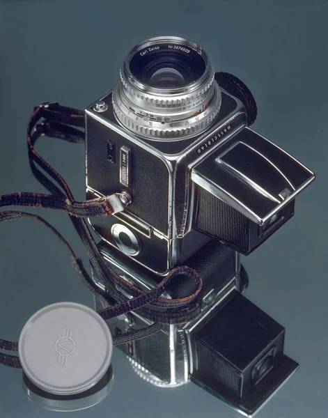 2015年12月17日Clasik Vintage Cameraハッセルブラッド500Cは カールツァイスの高品質レンズ群を備えたリーフシャッターデザインを採用しています スタジオ ショット Kalyan Maharashtra India — ストック写真