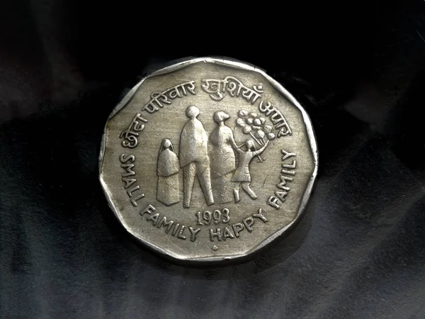 2022 Two Rupees Small Family Happy Family Copper Nickel Coin — стокове фото