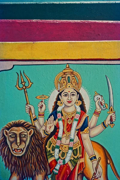 2021年5月28日色彩艳丽的杜尔加骑在狮子身上 骑在印度安得拉邦道旁的寺庙墙壁上 — 图库照片