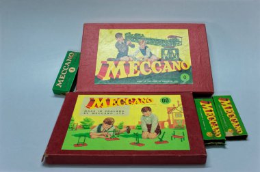 12 09 2012 Eski 1930 'ların Eski Mekanik Kutu Stüdyosu Lokgram Kalyan Maharashtra Hindistan' ı çekti.