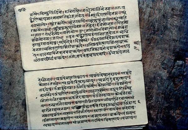 03 29 2020 Eski El Sanskrit metin stüdyosunda Hindu yazıtları yazdı. Lokgram Kalyan Maharashtra Hindistan 'ı çekti..