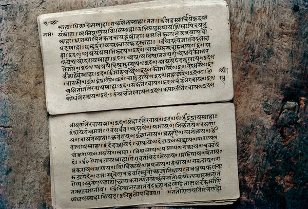 03 29 2020 Eski El Sanskrit metin stüdyosunda Hindu yazıtları yazdı. Lokgram Kalyan Maharashtra Hindistan 'ı çekti..