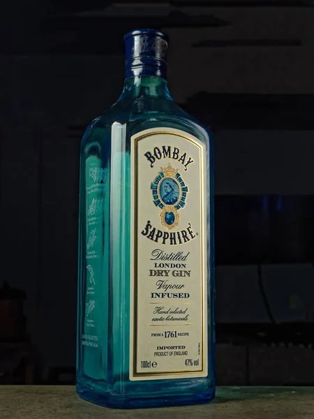 2022 Old Empty Bombay Sapphire Gin Bottle Dark Background Studio — Foto de Stock
