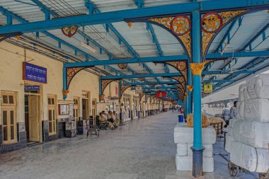 01 07 2009 Rajkot Tren İstasyonu Saurashtra Gujarat Hindistan Platformu 'nda Demir Sütun ve Parantez Oyuncuları