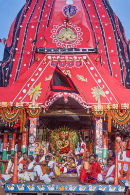 07 26 2007 Suna Besha, aynı zamanda Rajadhiraja besha olarak da bilinir. Hindu tanrıları Jagannath 'ın altın mücevherlerle süslendiği bir etkinlik. Rath Yatra Puri Orissa Odissa Hindistan