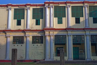 12. 18 2014 Üniversite Alanı Düşük Açılı Görüntü 'den Parlak Mavi Gökyüzü ile Eski Bina Patna Üniversitesi Patna Bihar Hindistan' a Alındı