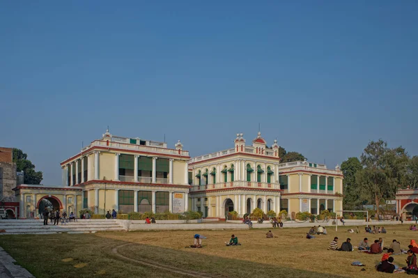 2014 University Ground Vintage Building Bright Blue Sky Low Angle —  Fotos de Stock