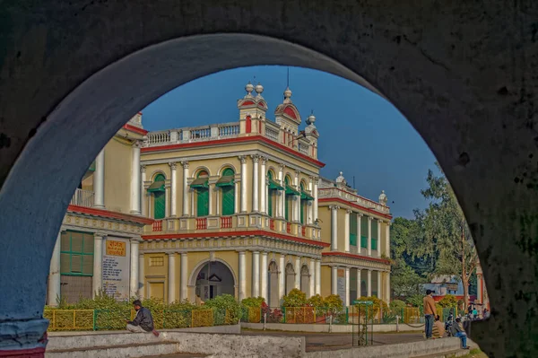 2014 University Ground Vintage Building Bright Blue Sky Low Angle — Stock fotografie