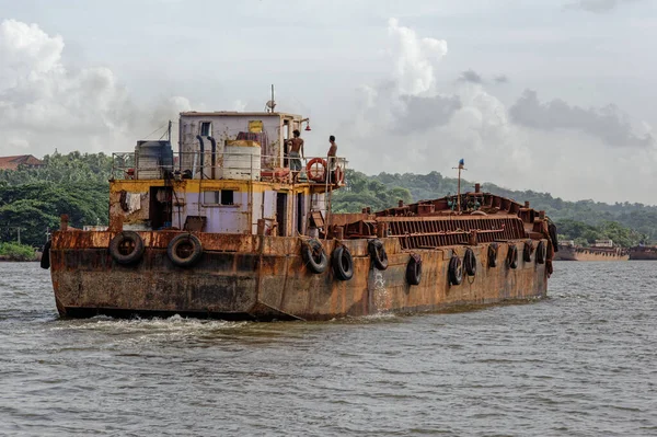 2009 Barge Moving Pomalý Vodě Řeky Mondovi Viděno Ostrova Divas — Stock fotografie