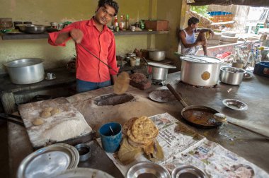 09 01 2008 Man making Tandoori roti in tandoor in Wayside Dhaba at Pratapgarh; Uttar Pradesh; Hindistan