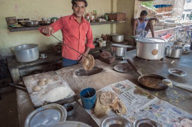 09 01 2008 Man making Tandoori roti in tandoor in Wayside Dhaba at Pratapgarh; Uttar Pradesh; Hindistan