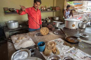 09 01 2008 Man making Tandoori roti in tandoor in Wayside Dhaba at Pratapgarh; Uttar Pradesh; Hindistan