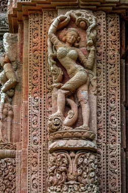 07: 21 2007 Rajarani Tapınağı 'nın dışında taş heykel Orissa Orissa Hindistan