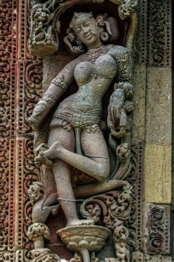 07: 21 2007 Rajarani Tapınağı 'nın dışında taş heykel Orissa Orissa Hindistan