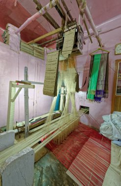 08 24 2008 İplik İpek Örgü, Sarnath 'da Sarnath İpek Sarisi yapan örgü işçisi. Uttar Pradesh Hindistan