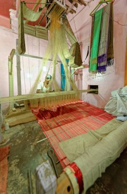 08 24 2008 İplik İpek Örgü, Sarnath 'da Sarnath İpek Sarisi yapan örgü işçisi. Uttar Pradesh Hindistan