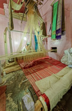 08 24 2008 İplik İpek Örgü, Sarnath 'da Sarnath İpek Sarisi yapan örgü işçisi. Uttar Pradesh Hindistan