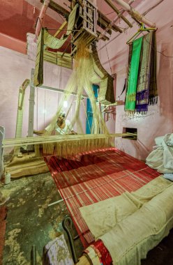 08 24 2008 İplik İpek Örgü, Sarnath 'da Sarnath İpek Sarisi yapan örgü işçisi. Uttar Pradesh Hindistan