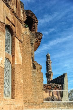 1223 2010 Khwaja Mahmud Gawan Madrasa, antik medrese ya da İslam Koleji 1460 'larda Hint-İslam mimarisinin Hint-İslami tarzında Bahmani Sultanlığı tarafından inşa edilmiştir..