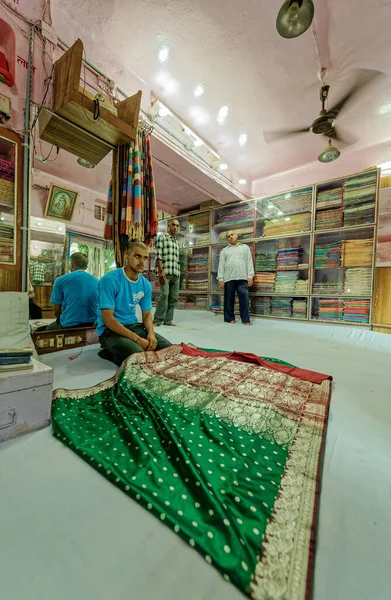 2008 Man Holding Banarasi Saris Silk Weaving Manufacturing Industry Varanasi — Fotografia de Stock
