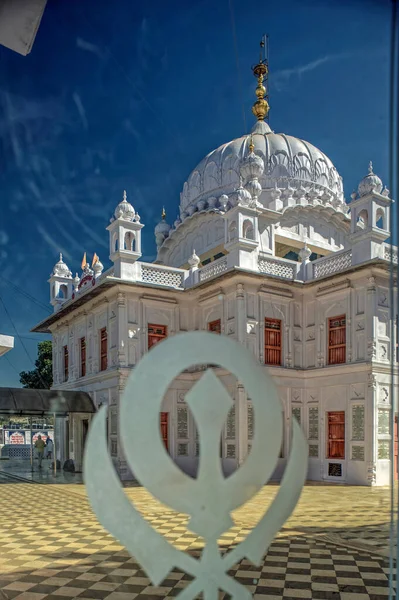 Dec 2010 Khanda Sikh Symbol Shot Thru Glass Panel Gurudwara — стокове фото