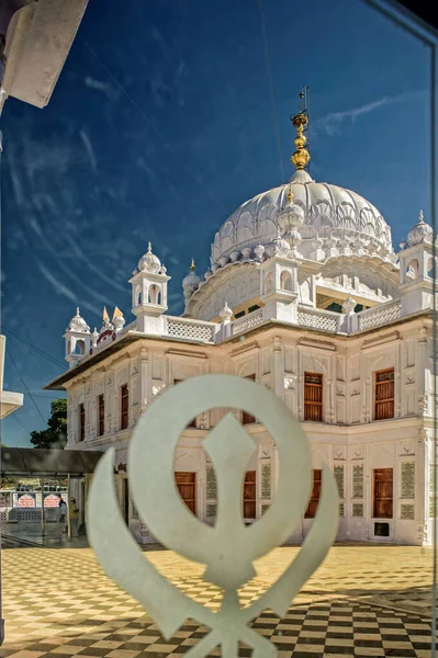 Dec 2010 Khanda Sikh Symbol Shot Thru Glass Panel Gurudwara — стокове фото
