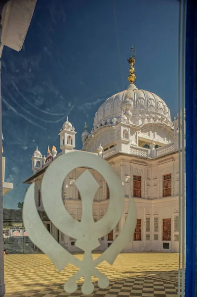 Dec 2010 Khanda Sikh Symbol Shot Thru Glass Panel Gurudwara — Stockfoto