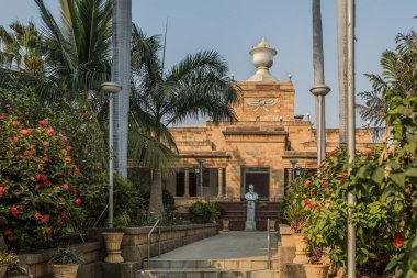 01 05 2018 Zorashtrian Ateş Tapınağı Parsi Agiyari Nagpur Maharashtra Hindistan 'dan Jamshedji Nusserwanji Tata Heykeli