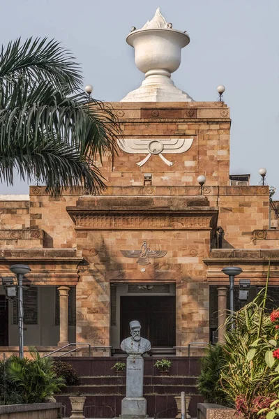2018 Скульптура Jamshedji Nusserwanji Tata Zorashtrian Fire Temple Parsi Agiyari — стокове фото