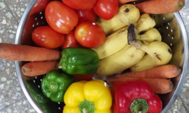 07 26 2022 Kırmızı Yeşil Meyve ve Sebze Lokgram Kalyan Maharastra Hindistan.