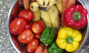 07 26 2022 Kırmızı Yeşil Meyve ve Sebze Lokgram Kalyan Maharastra Hindistan.