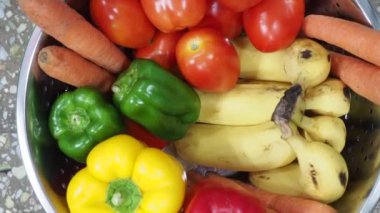 07 26 2022 Kırmızı Yeşil Meyve ve Sebze Lokgram Kalyan Maharastra Hindistan.