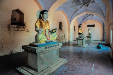 09: 22 2012 Sant Eknath Tapınağı Sant Gyaneshwar heykeli Godavari- Paithan eski adıyla Aurangabad Maharashtra INDIA