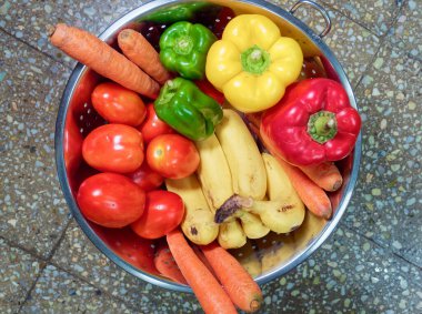 07 26 2022 Kırmızı Yeşil Meyve ve Sebze Lokgram Kalyan Maharastra Hindistan.