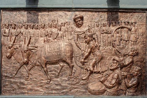 2012 Bronz Relief Depicting Shivaji Maharaj Life Podium Pedestal Shivaji — Photo