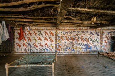 11 26 2006. Champaner, Pawagadh, Panchmahal 'deki Rathwa Kabilelerinin Baroda, Gujarat, Hindistan' daki Pithora Boyama Duvarı içinde.