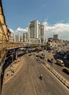 10 17 2022 Oval şekilli Skywalk 'tan Grant Road İstasyonu' na ve Nana Chowk 'taki markete. Mumbai Maharashtra Hindistan