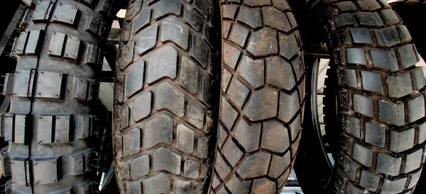 2019年12月1日 经典摩托车轮胎胎面的特写镜头 轮胎服务的特写保护 — 图库照片