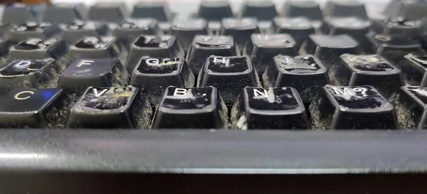 古く汚れたキーボードは細菌の繁殖地です — ストック写真
