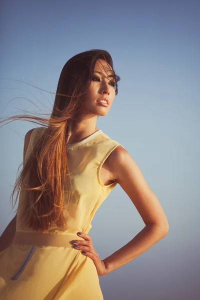 Модный портрет азиатской девушки на фоне неба — стоковое фото